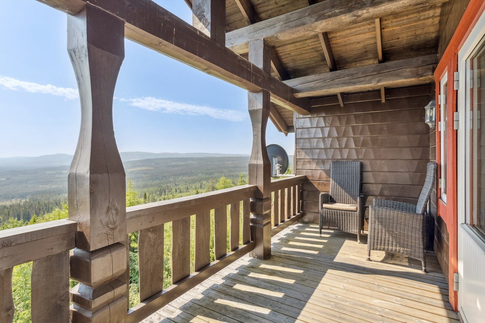 Fra allrommet har du doble dører ut til en flott sydøstvendt balkong på 9m². Balkongen er overbygget, har impregnerte terrassebord på gulv og beiset- malt rekkverk. Beliggenheten i høyden og mot sydøst sørger for gode solforhold og en fantastisk utsikt! Galleribilde