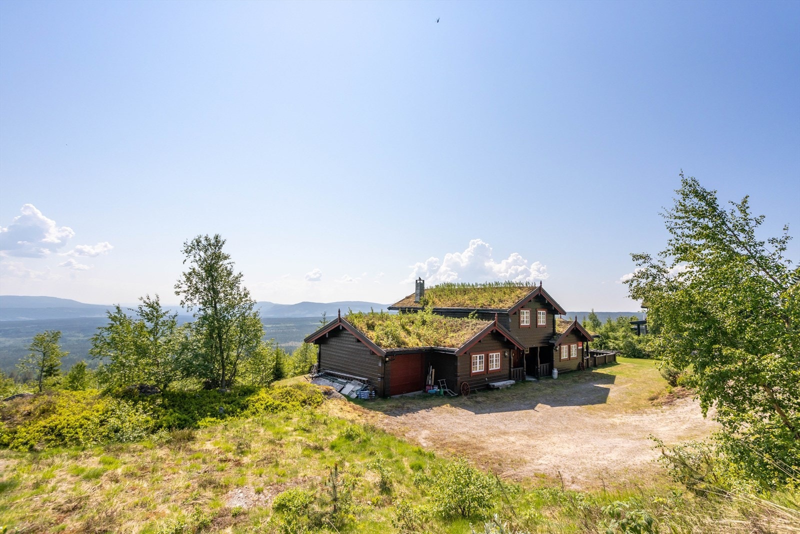 En stor og solrik fritidseiendom på ca. 2 107m² med fantastisk flott utsikt over uberørt natur. Galleribilde