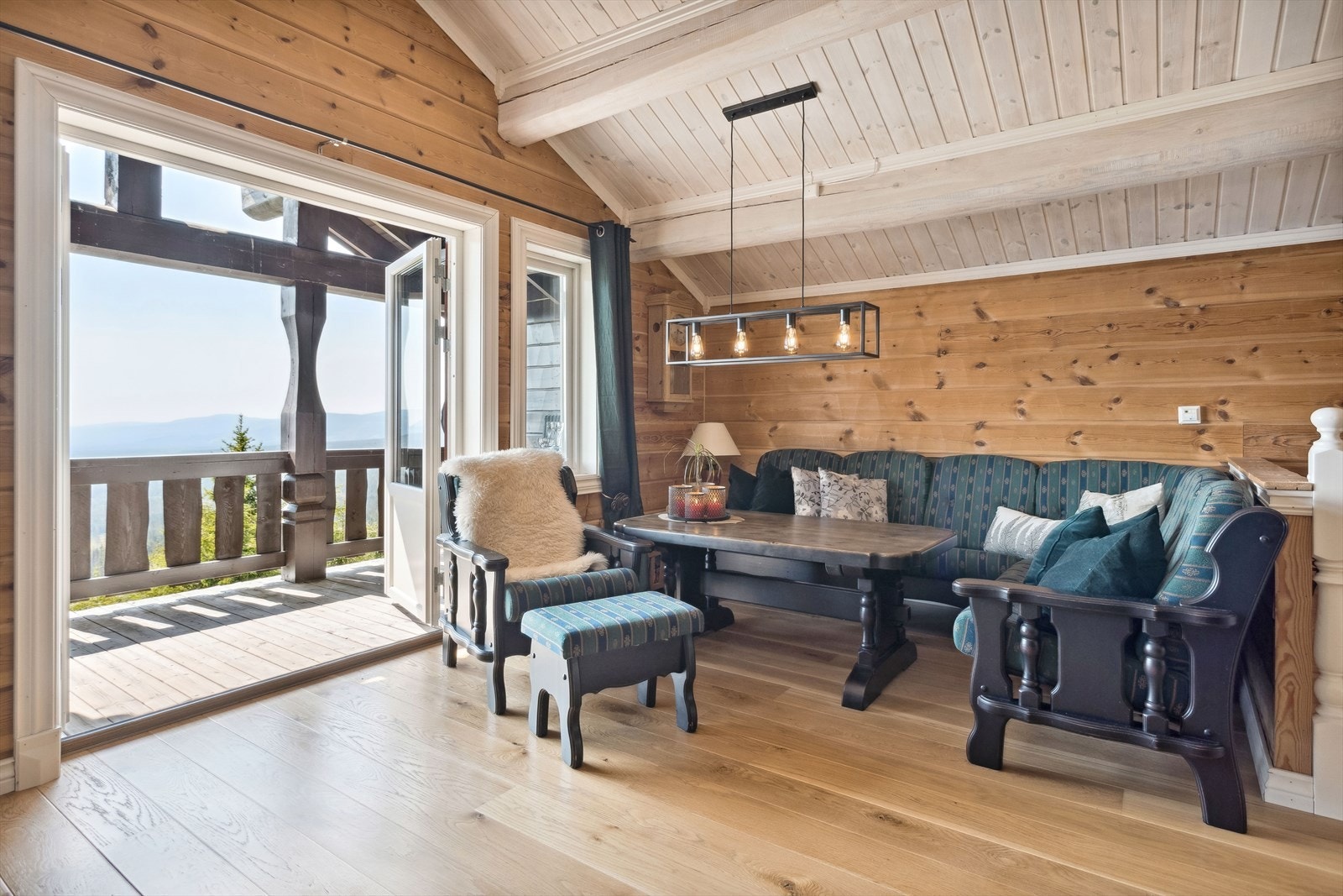 Den gjennomgående løsningen med store vindusflater på begge sider sørger for et fint lys og åpner opp for utsikten i front. I hjørnet av rommet er det pipeløp med mulighet for installering av ildsted om ønskelig. Galleribilde