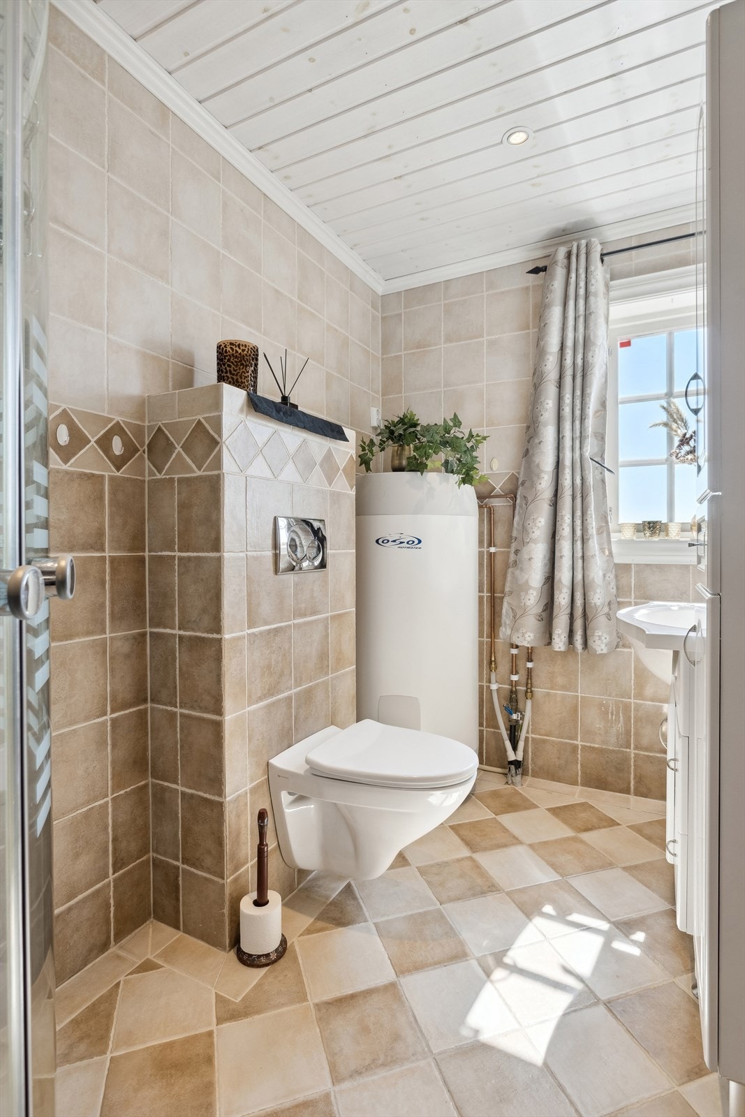 Det andre baderommet er også et lyst og fint baderom fra byggeåret 2007. Baderommet har pene fliser på gulv og vegger, deilig gulvvarme, downlights i himlingen og et vindu som åpner opp for den flotte utsikten. Galleribilde