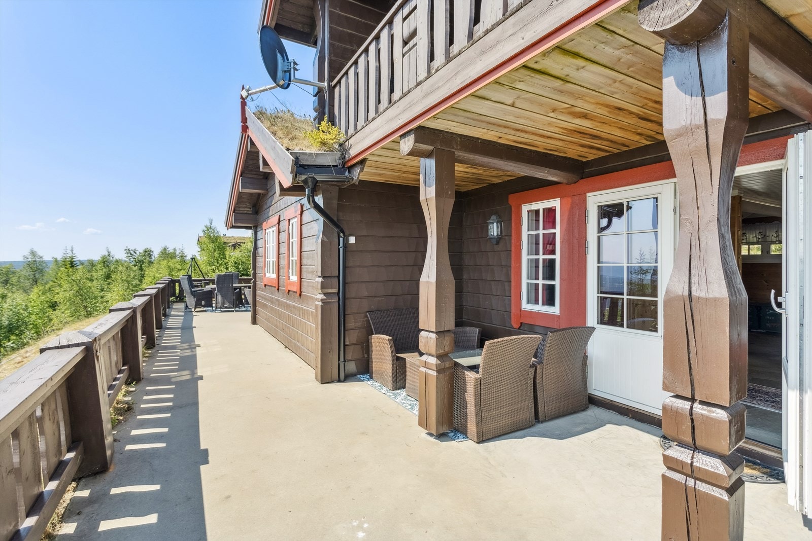 Både fra hallen og stuen har du utgang til en stor, flott og solrik terrasse som strekker seg langs hjørnet av hytta. Den gode størrelsen gir plass til flere ulike sittegrupper etter eget ønske og behov. Galleribilde