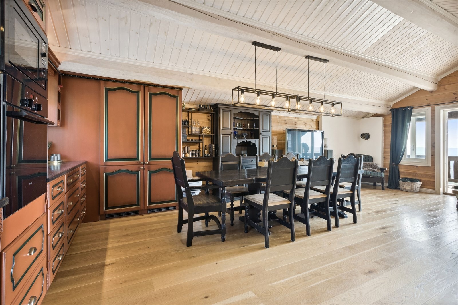 Kjøkkenet er fullt utstyrt med integrerte hvitevarer som medfølger i handelen. Integrerte hvitevarer som platetopp, stekeovn, mikrobølgeovn, oppvaskmaskin, to kjøleskap og fryseskap. Galleribilde