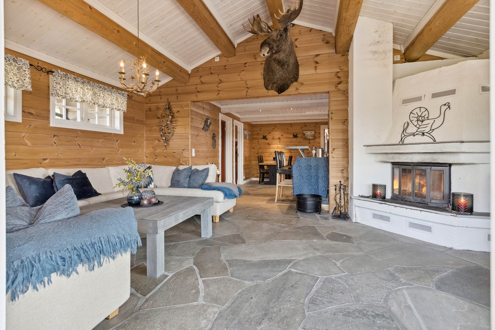 I hjørnet av stuen har du en koselig murt peis med peisinnsats som både varmer godt og bidrar til ekstra hygge. Galleribilde