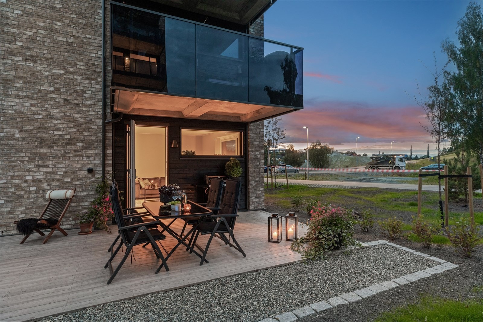 Terrassen har god plass til utemøbler. Galleribilde