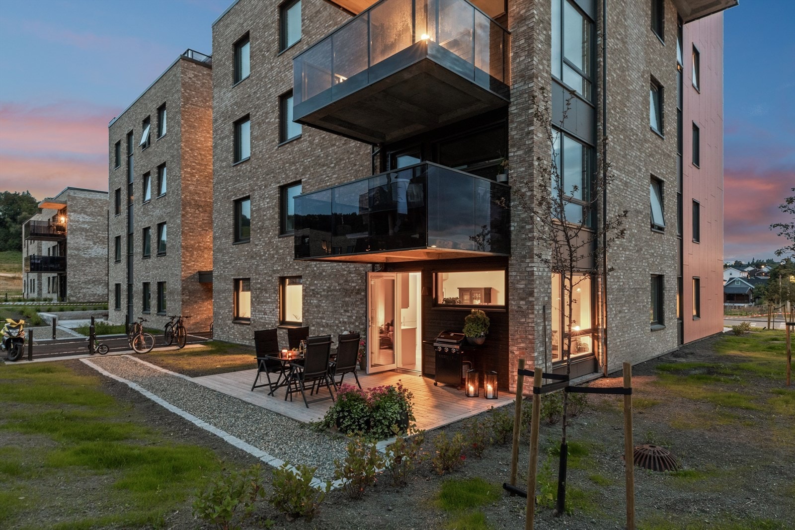 Boligen er ca. 1 år gammel og det er ikke registrert noen bygningsmessige strakstiltak utover normalt vedlikehold. Tilstandsgrad 0 på alle punkter i takstrapport. Galleribilde