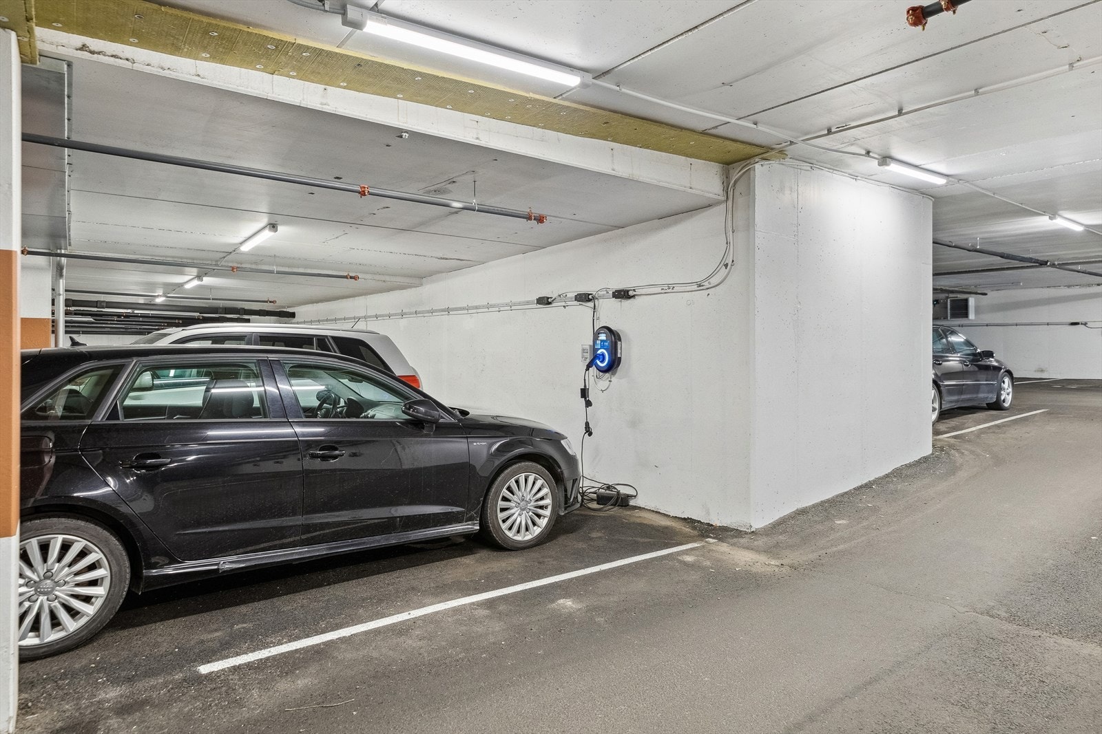 Det medfølger 1 parkeringsplass med ladepunkt i felles P-kjeller. Galleribilde