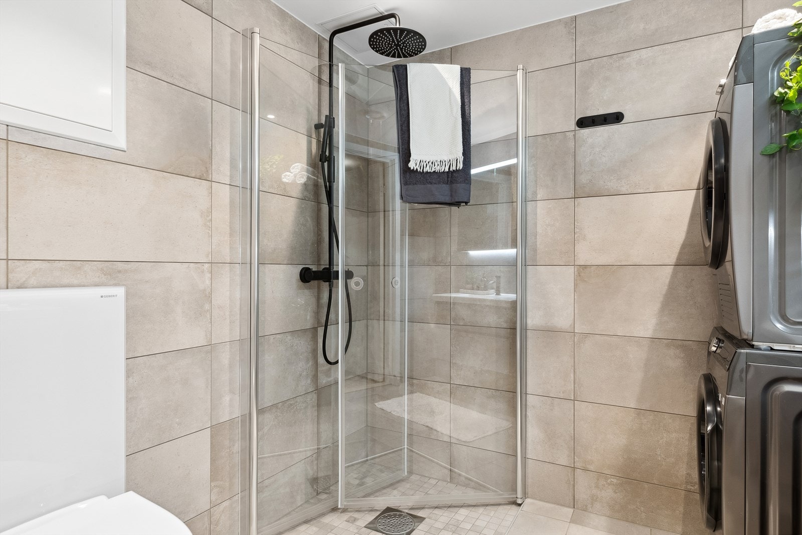 Baderommet er ca 4,5 m² og har flis på gulv og vegg, malt slett himling. Galleribilde