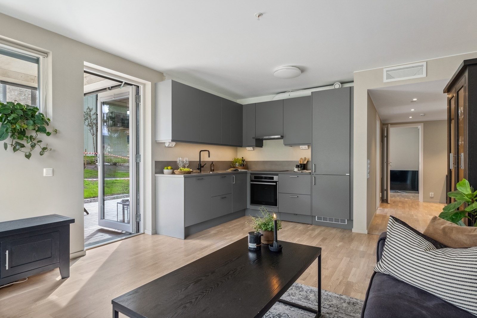 Leiligheten er vesentlig oppgradert sammenliknet med opprinnelig leveranse fra utbygger med blant annet varmefolie i stue/kjøkken som gir god varme hele vinteren gjennom. Galleribilde