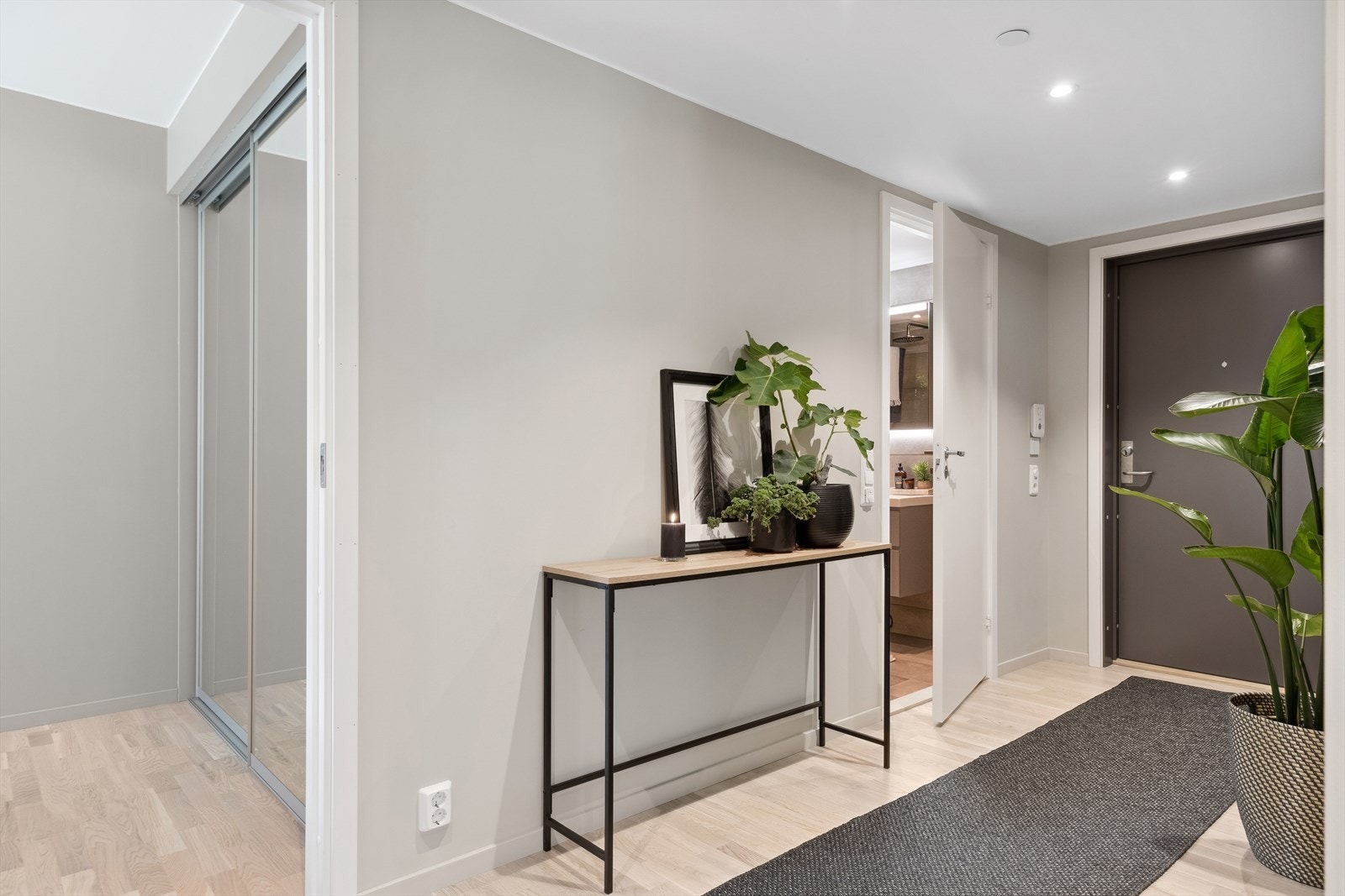 Entré og gang er tilsammen ca 10 m² og har skyvedørsgarderobe med speilfronter. Døråpner. Galleribilde