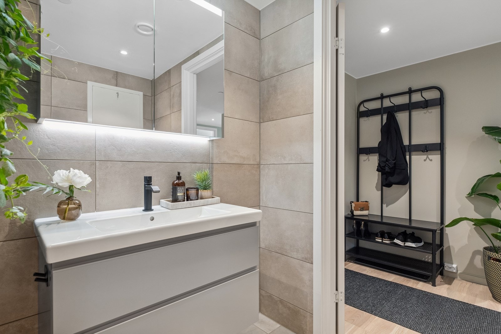 Baderommet har oppgradert flisene til natursteinsflis. Galleribilde