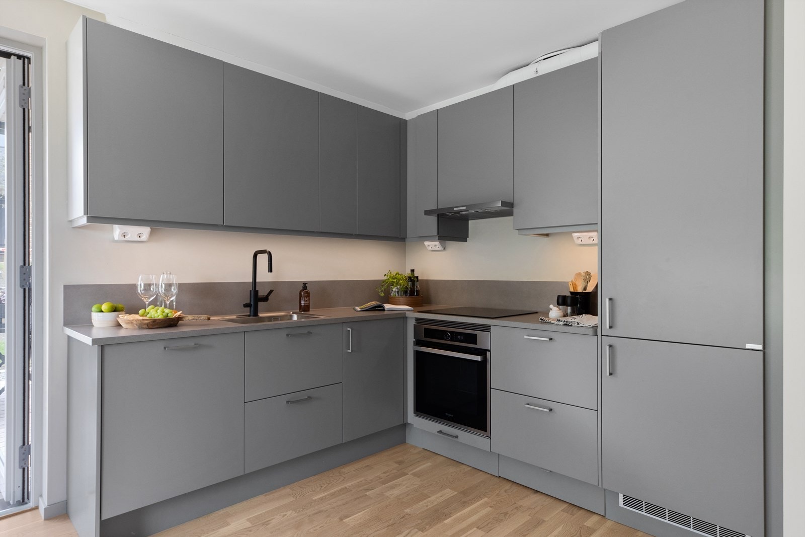 Kjøkkeninnredningen fremstår som ny og ubrukt. TG0.
Innredning består blant annet av over- og underskap med folierte fronter og skrog. Galleribilde