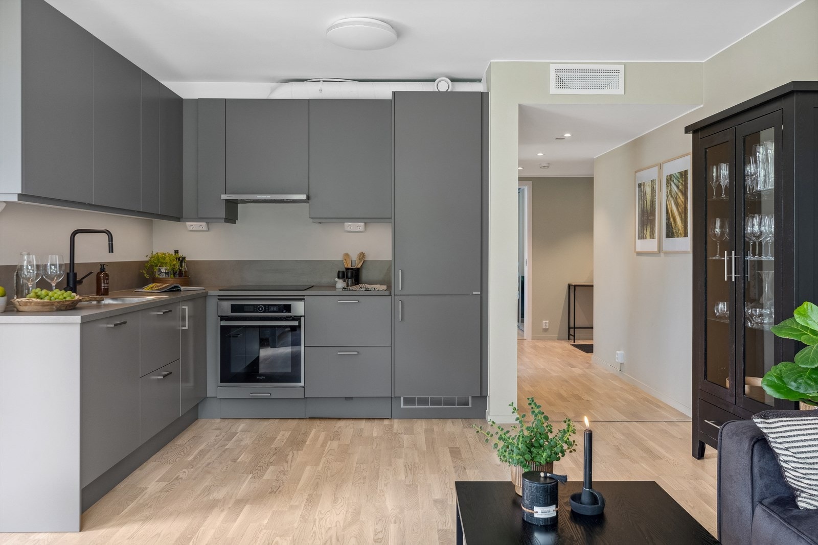 Kjøkkenet har integrert platetopp, oppvaskmaskin, stekeovn, kombiskap og ventilator. Galleribilde