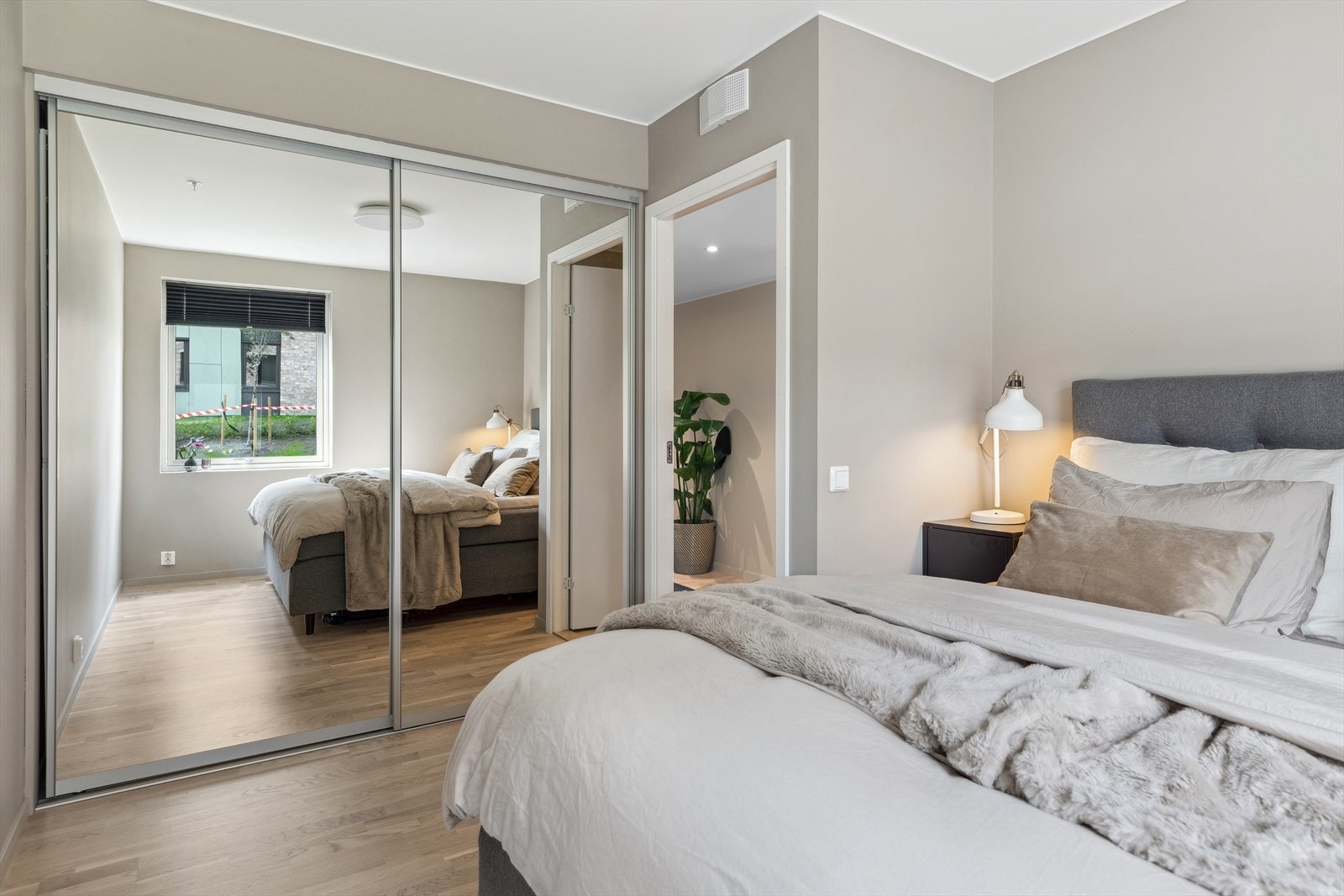 Hovedsoverommet er ca 11,5 m² og har god plass til dobbelseng samt romslig skyvedørsgarderobe med speilfronter. Galleribilde