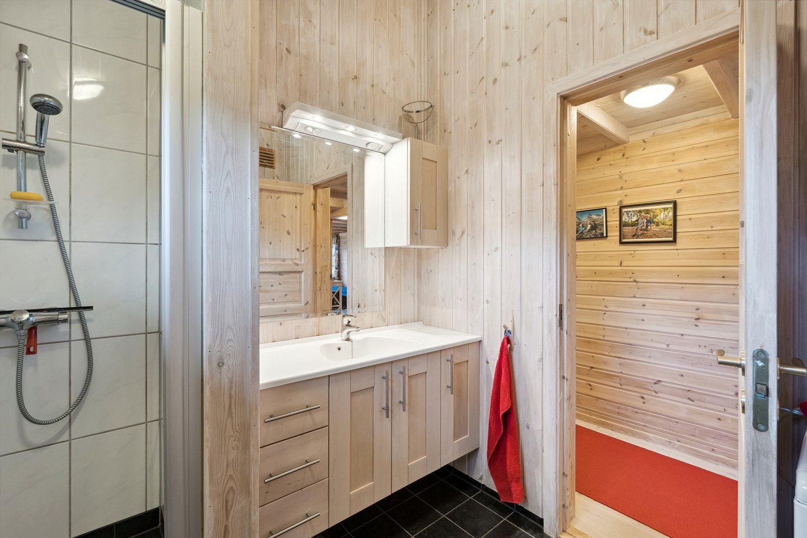 Bad med innredning med nedfelt servant, Galleribilde