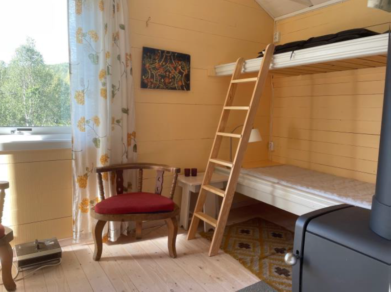 Disponibelt rom i uthus innredet med sengeplasser, samt ovn. Galleribilde