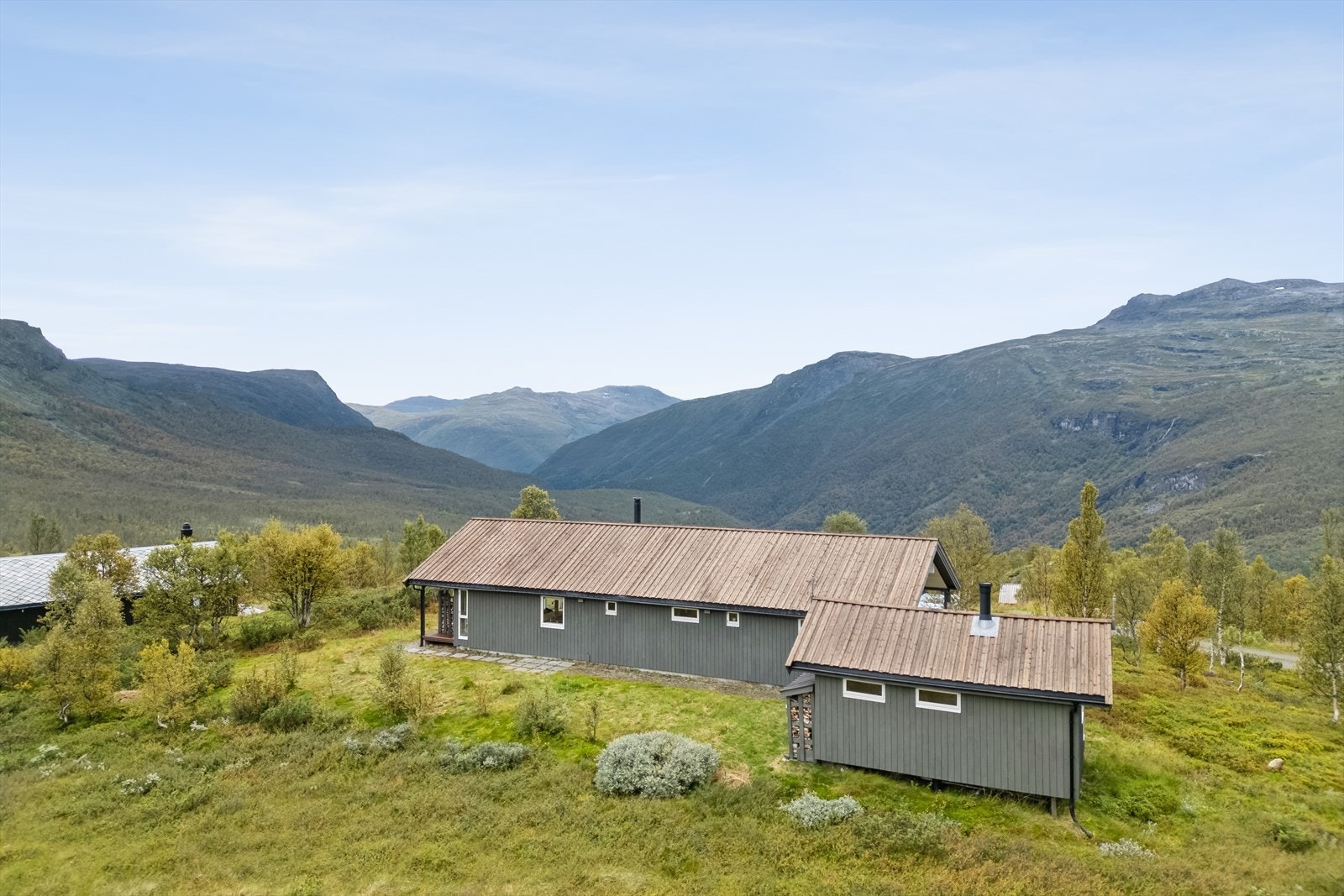 Eiendommen er beliggende på Gramstølen i Lærdal kommune. Galleribilde