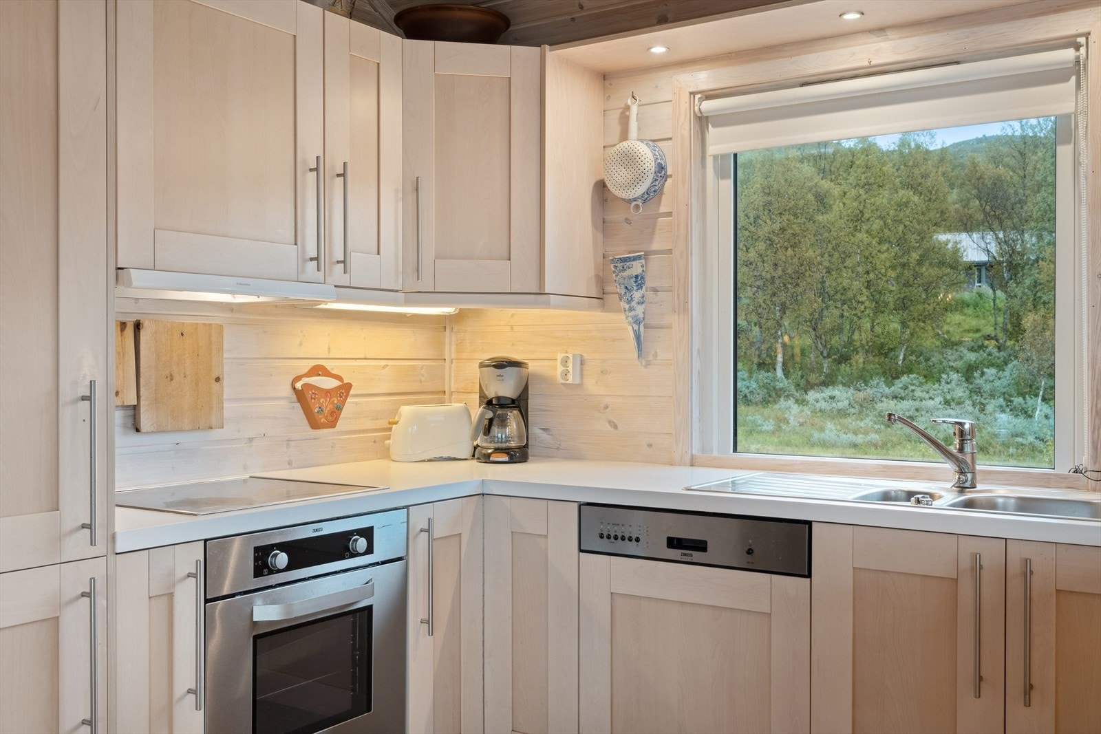 Kjøkken har innredning med profilerte fronter. Galleribilde