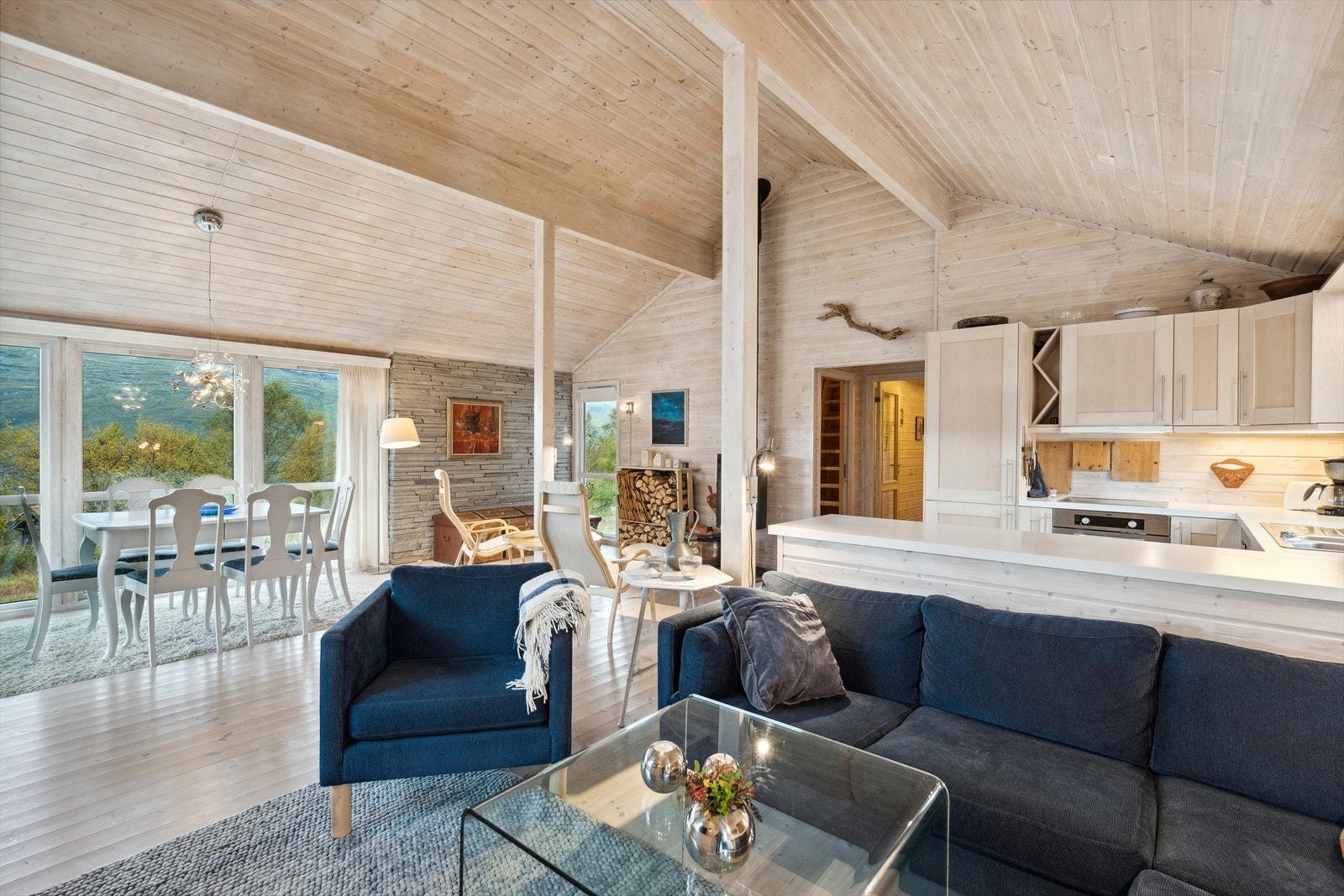 Stue og kjøkken i en åpen løsning. Galleribilde