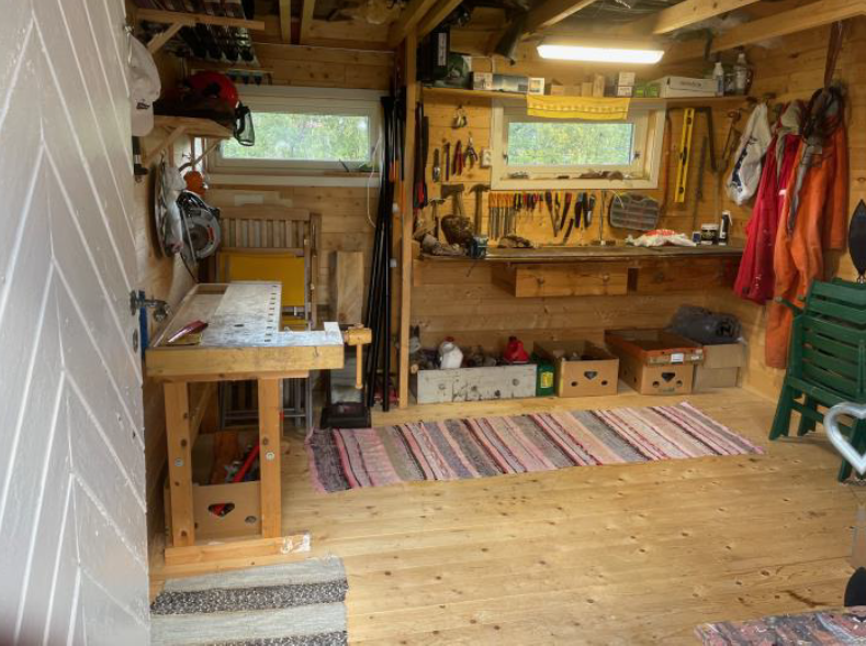 Uthus med bod, disponibelt rom innredet med sengeplasser. Galleribilde