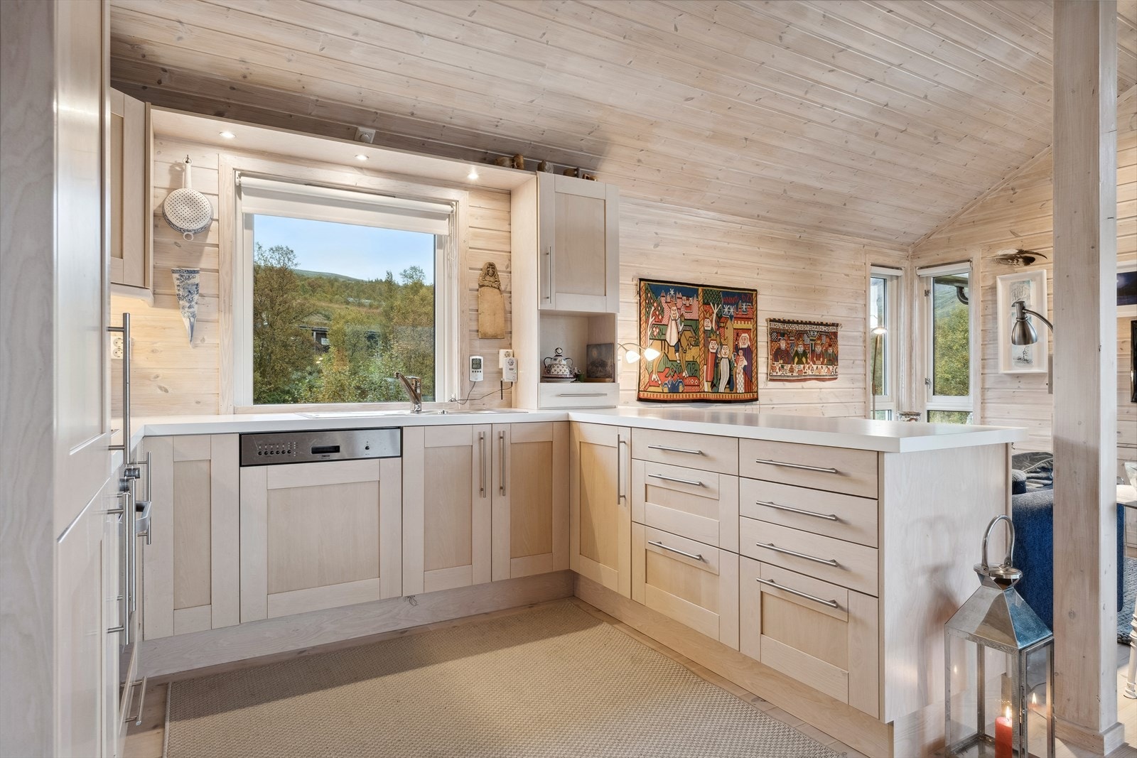 Godt med benk- og skapplass, samt flott utsikt mot naturen. Galleribilde