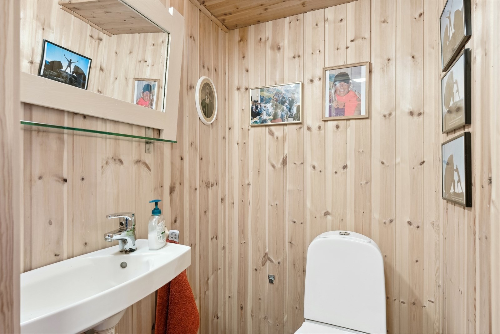 Toalettrom med toalett og servant Galleribilde