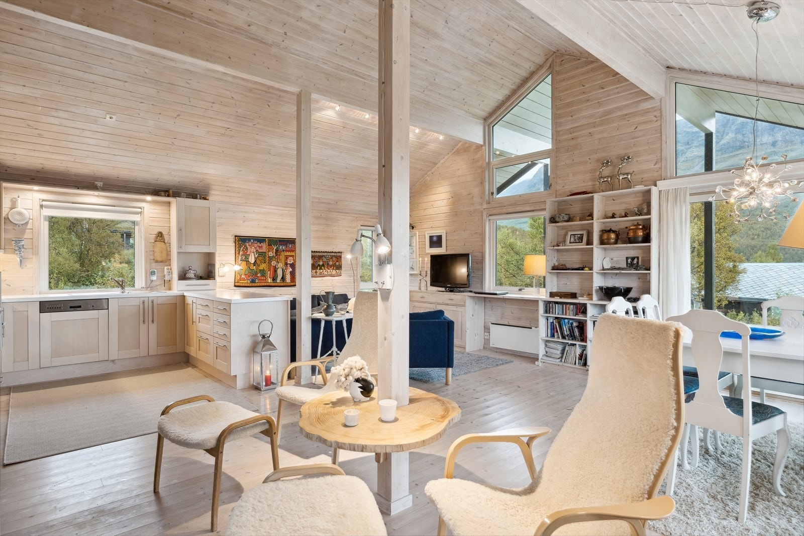 En innbydende og sosial utforming som gir god flyt mellom matlaging og oppholdsrom. Galleribilde