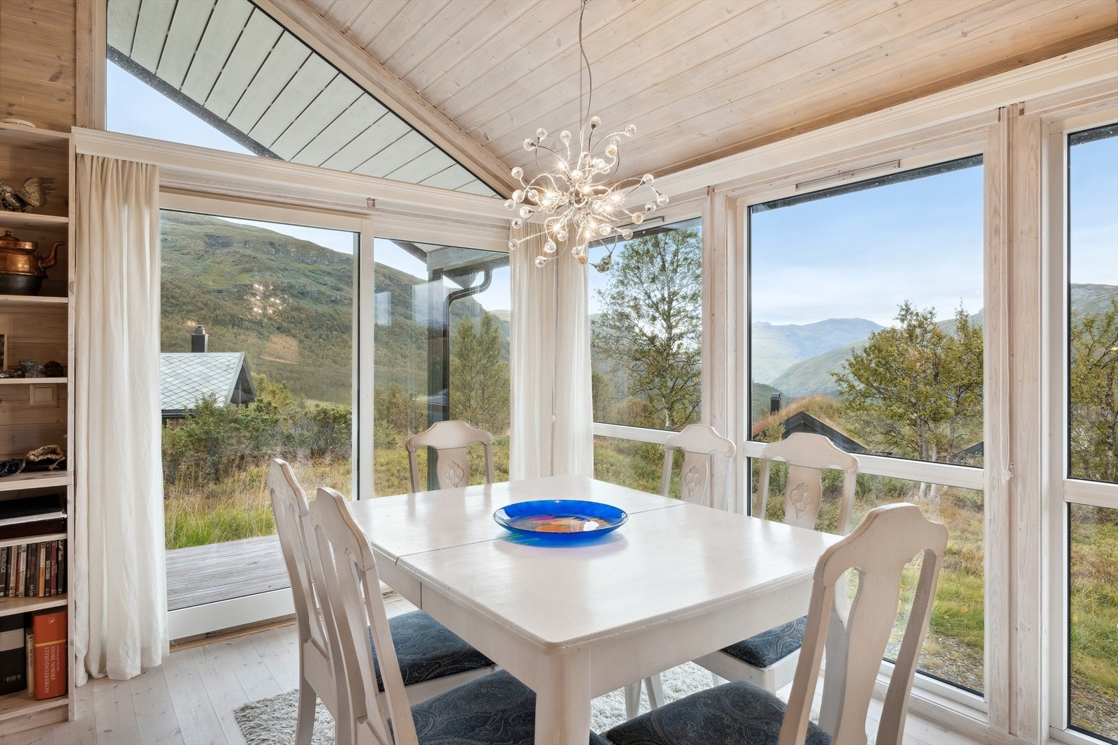 Store vinduer som slipper inn mye lys. Galleribilde