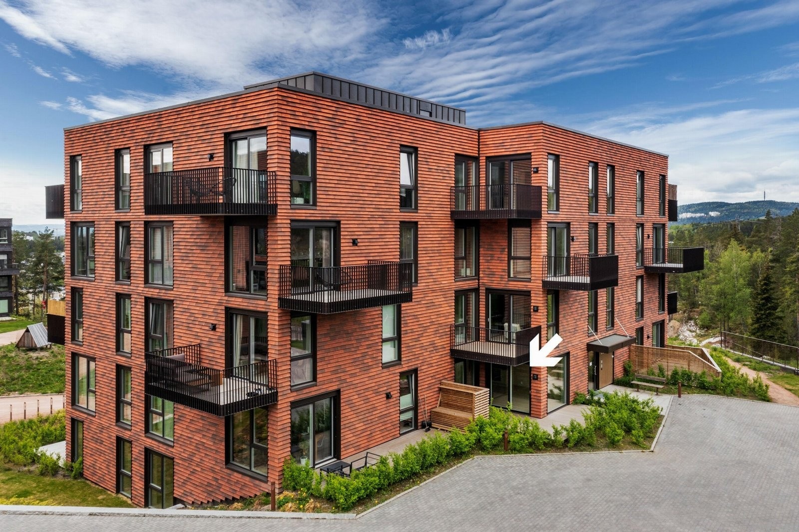 Fra leiligheten er det utgang til flott terrasseplatting på 14 kvm Galleribilde