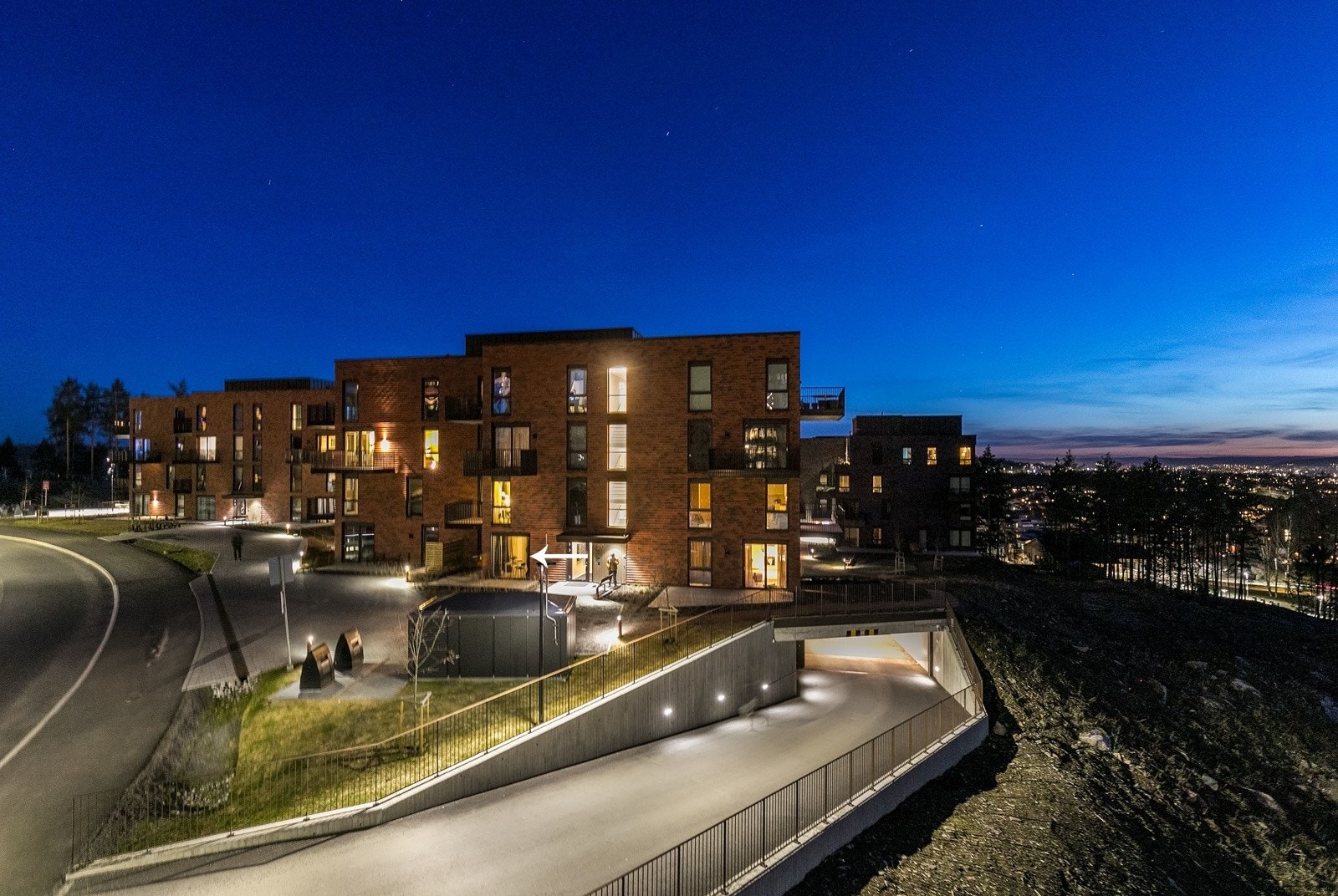 Kveldsstemning i Pallplassen. Mulighet for å kjøpe en garasjeplass! Ta kontakt med megler! Galleribilde