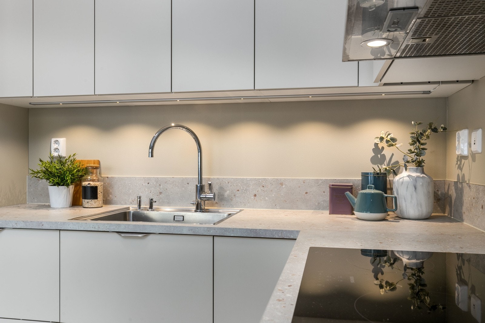 Kjøkkenet har alt man trenger for å tilberede alle dagens måltider Galleribilde