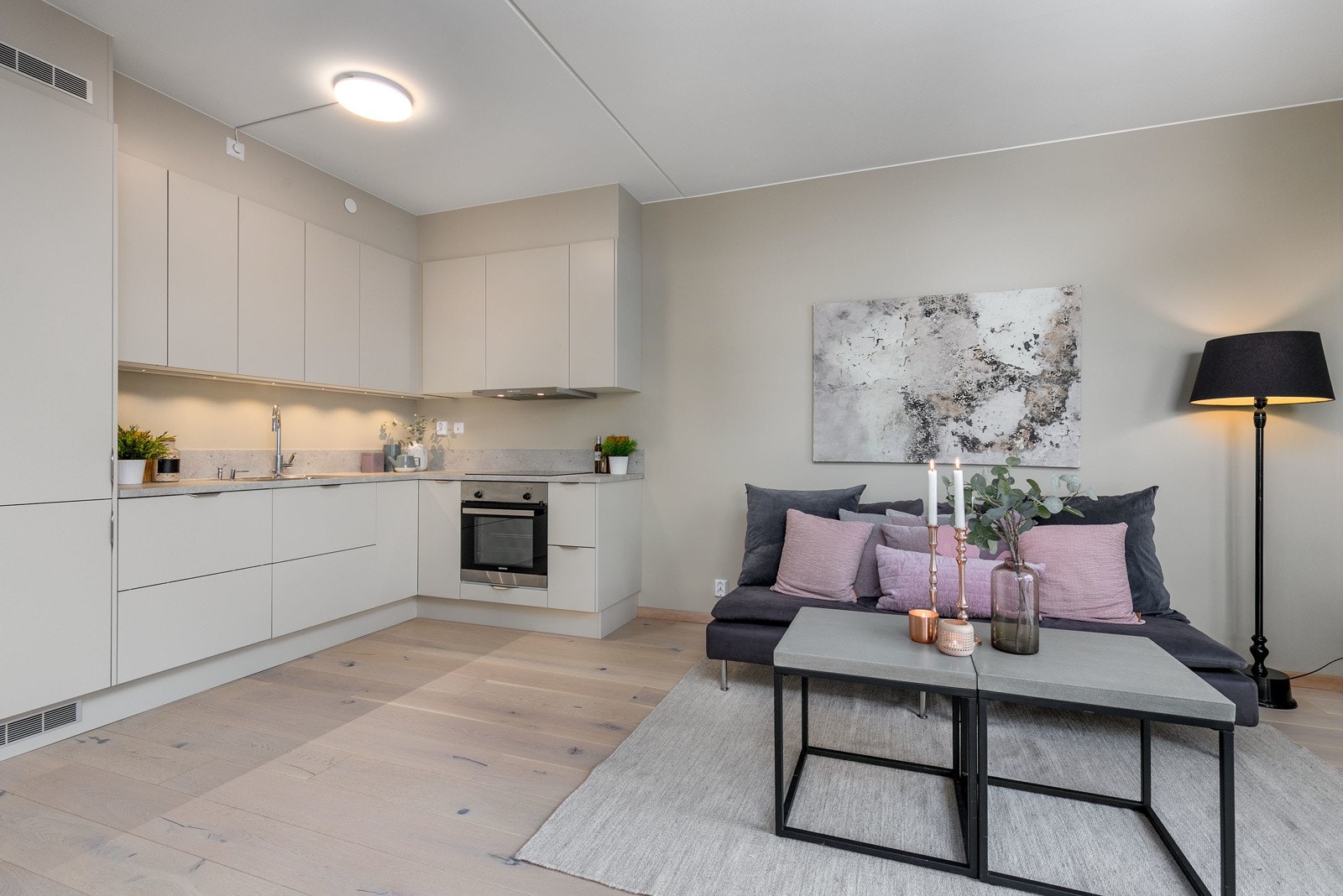 Stuen har en lys og åpen planløsning Galleribilde