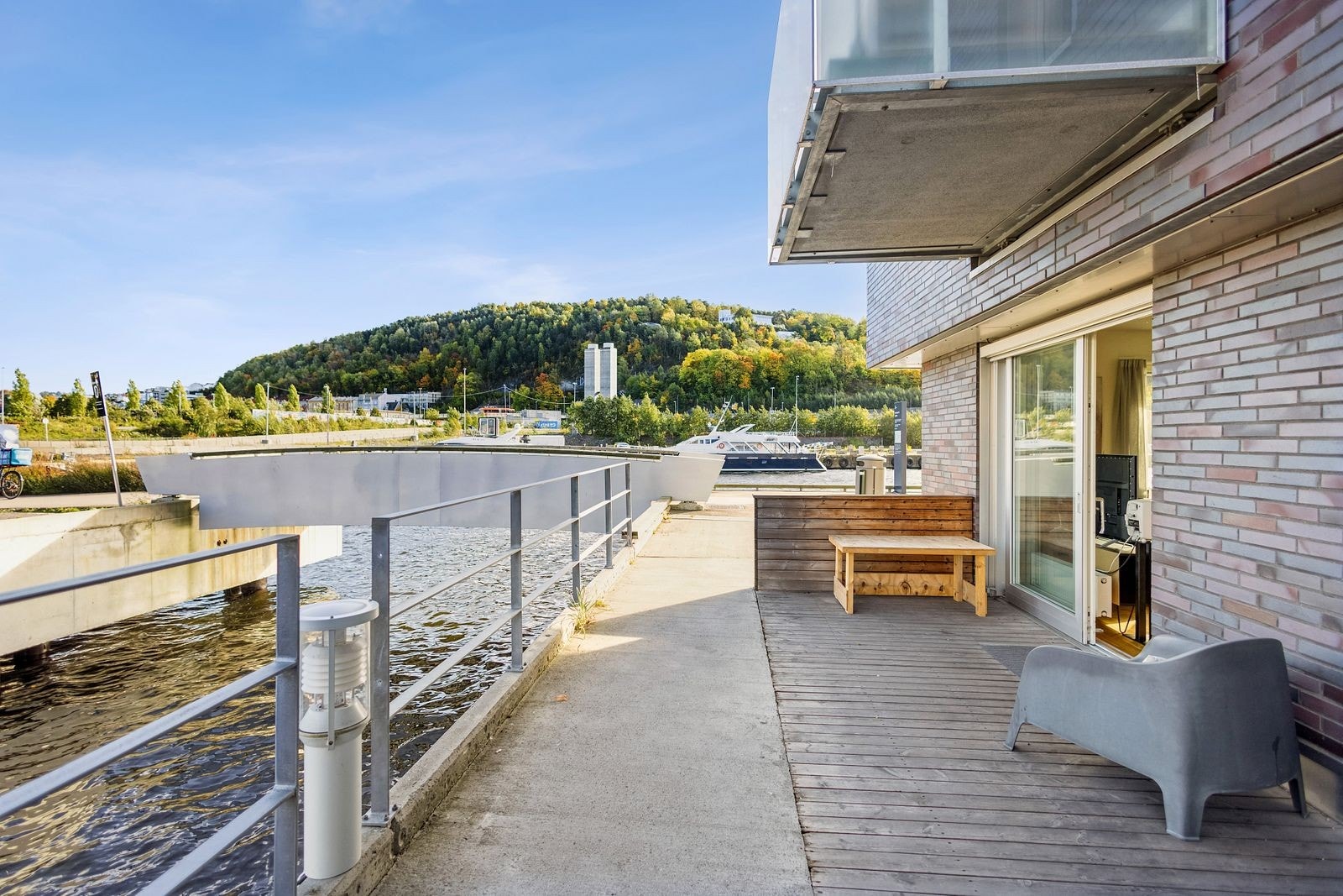 Hyggelig terrasse med sjøutsikt og gode solforhold Galleribilde