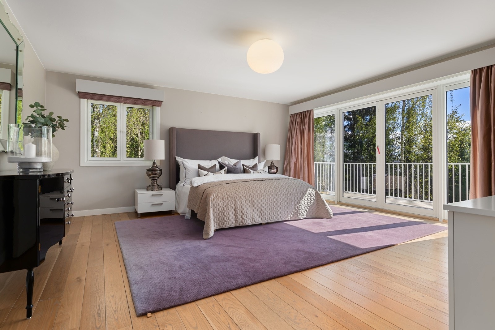 Stort hovedsoverom med walk-in garderobe og eget, elegant baderom ? en eksklusiv foreldreavdeling. Galleribilde