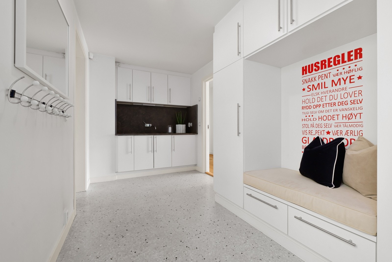 Praktisk garderobe for barna, tilknyttet kjøkkeninngangen. Galleribilde