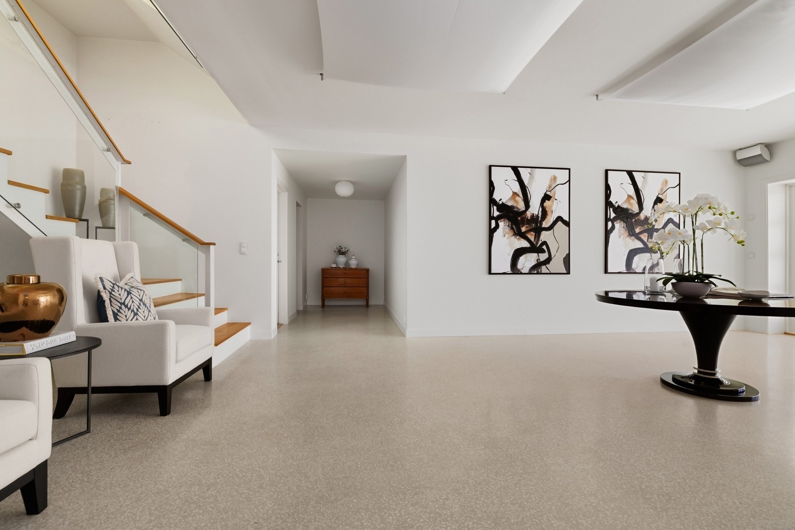 Det er separat inngang til stor leilighet (oppgradert 2024), i boligens u-etasje. Galleribilde