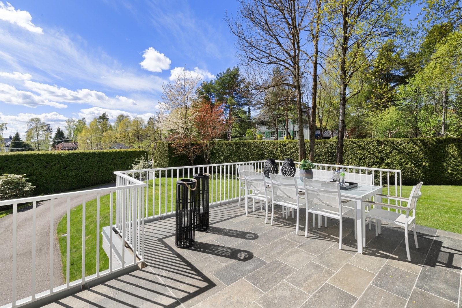God plass på terrassen til flere soner. Galleribilde