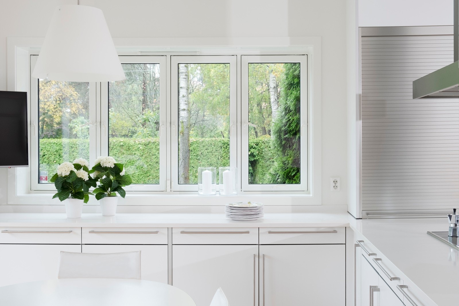 Kjøkkenet er komplett innredet, med bl.a. to stekeovner, to oppvaskmaskiner, samt keramisk og gass koketopp Galleribilde