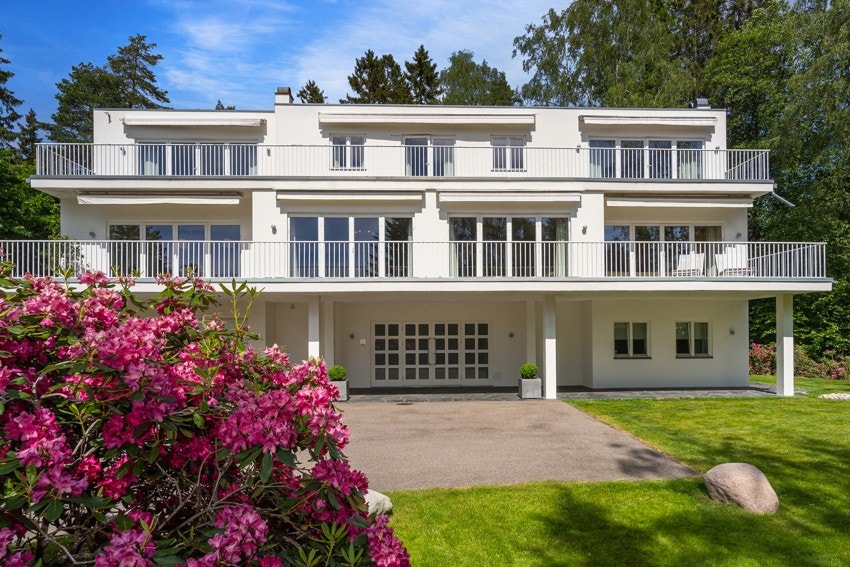 Stor funkis inspirert villa-eiendom oppført 2001, med en flott kombinasjon av moderne arkitektur og stilrene linjer. Galleribilde