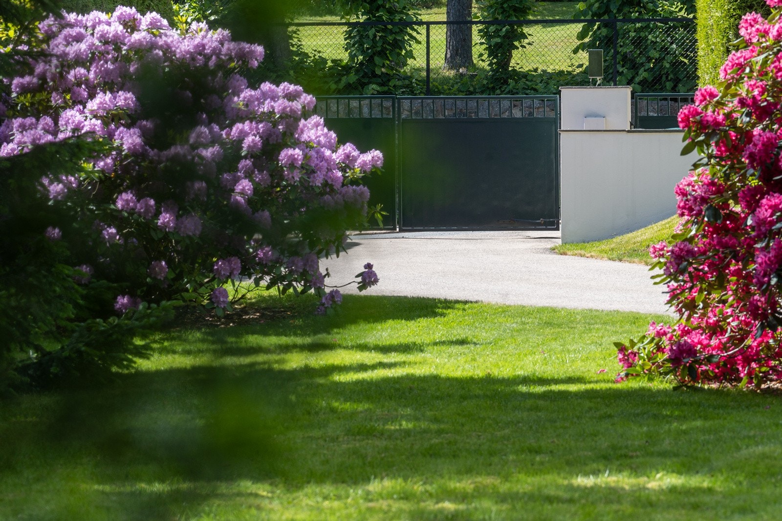 Adkomst til eiendommen via elektrisk styrt kjøreport. Galleribilde