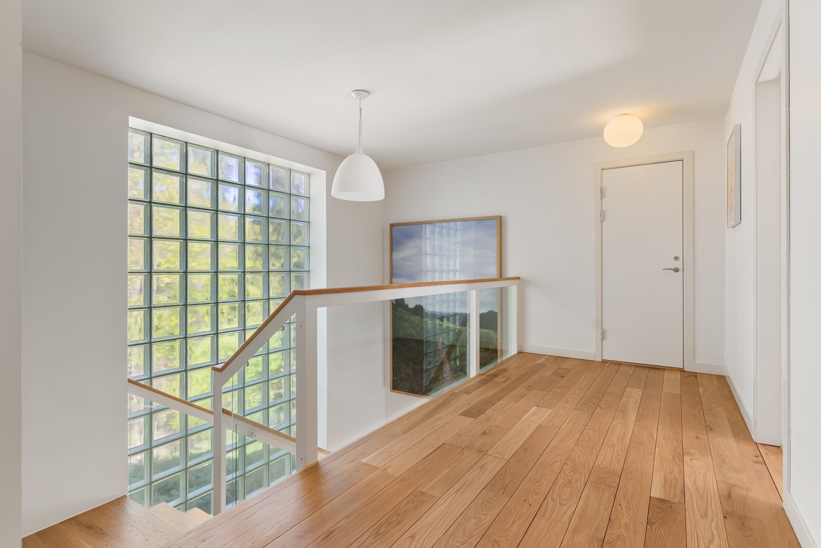 Annen etasje, består bl.a. av totalt 5 store soverom og 3 baderom. Galleribilde