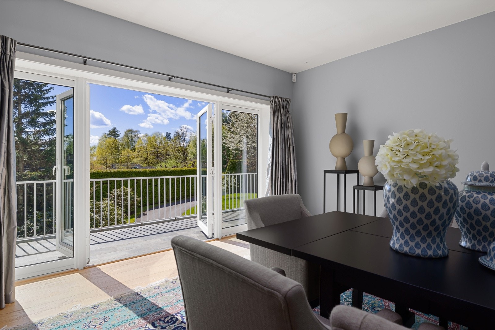 Utgang til terrasse også fra spisestuen. Galleribilde