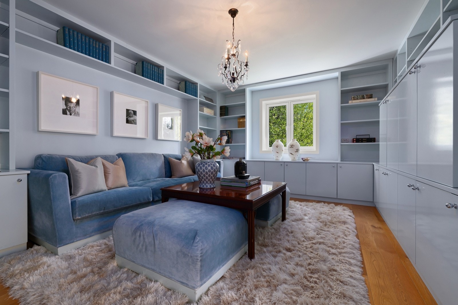 Hyggelig og praktisk tv/rom / Bibliotek, med plassbygde innredninger. Galleribilde