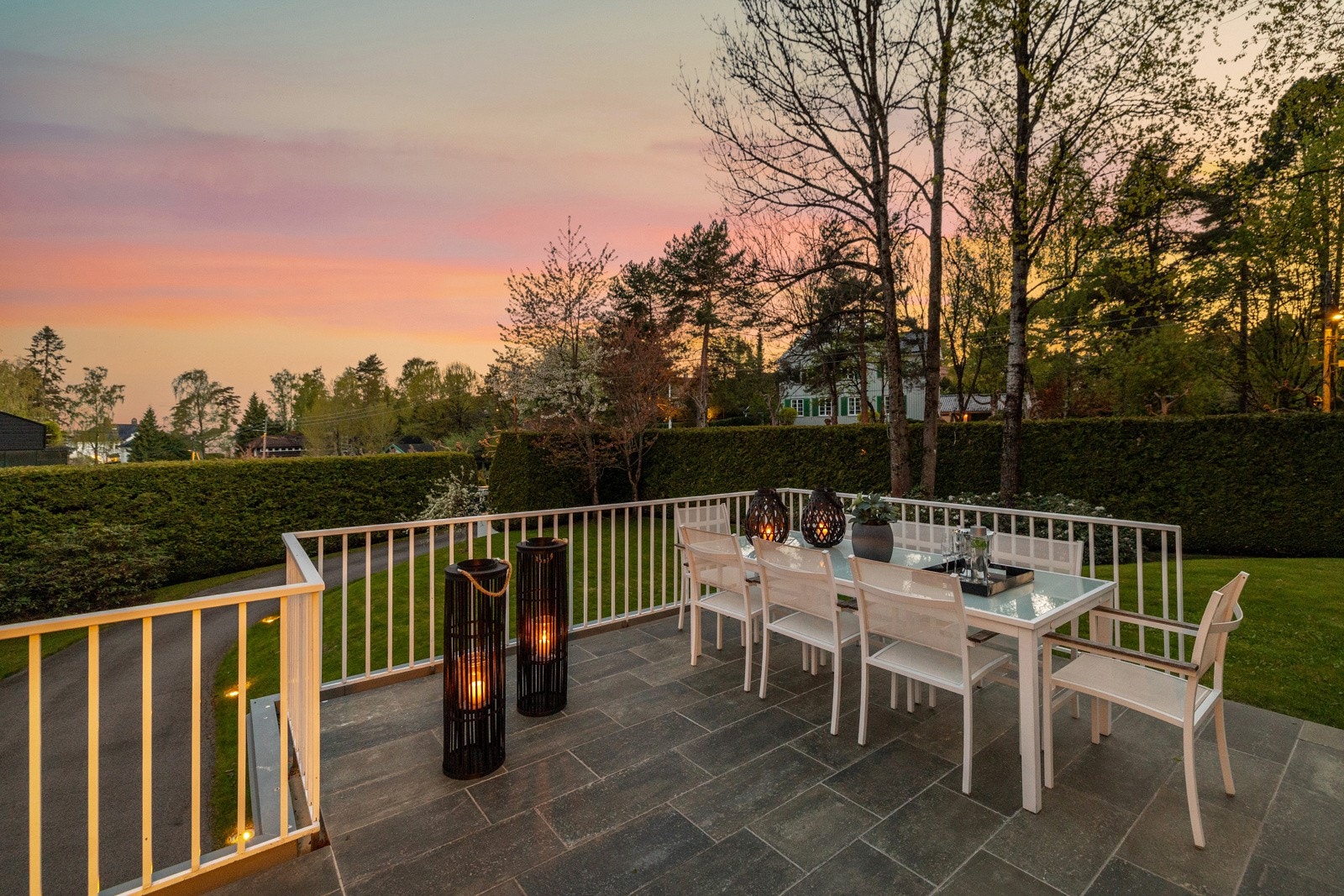 Kveldsstemning på terrassen. Galleribilde