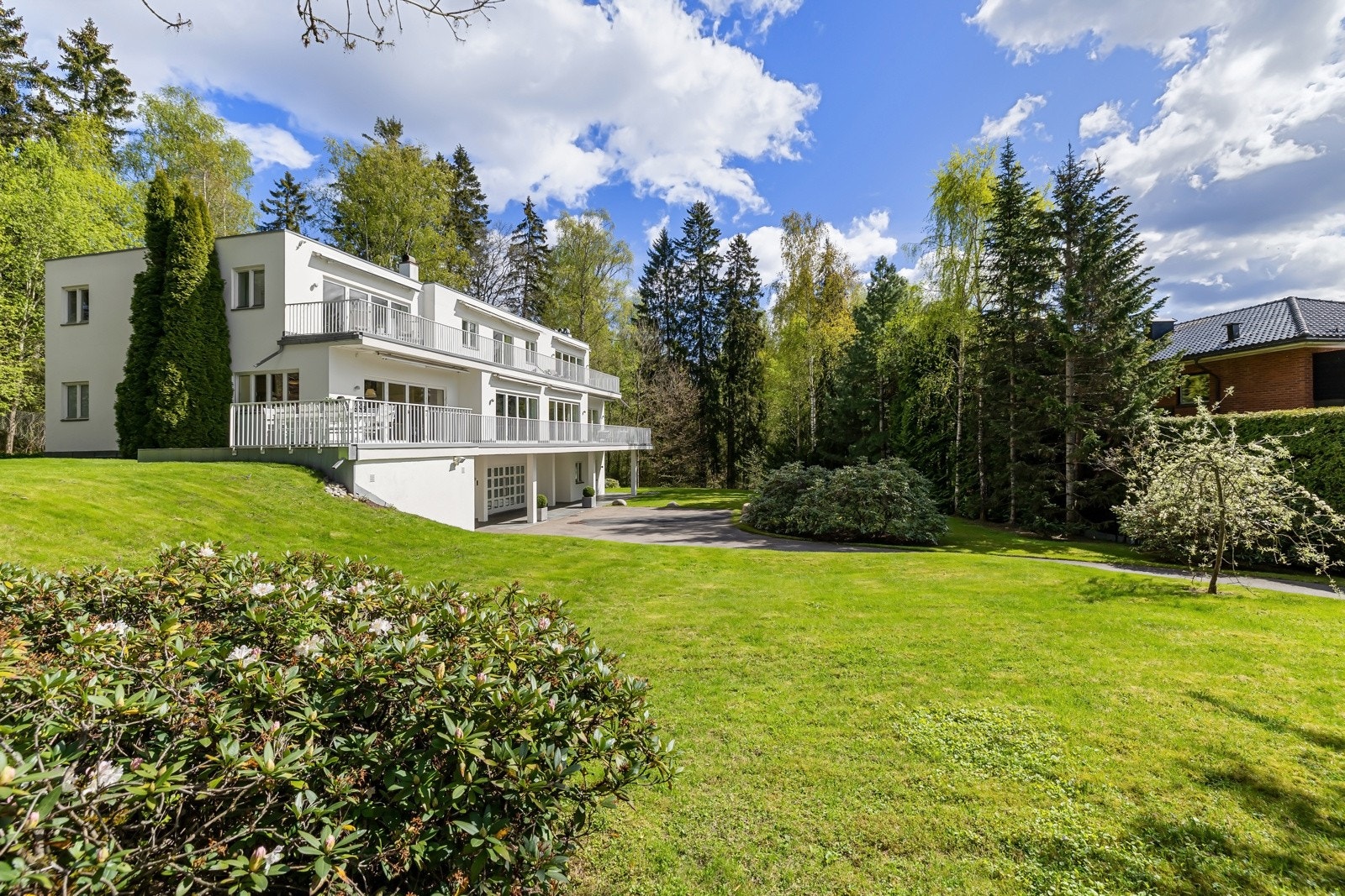 Naturskjønn og sjeldent flott beliggenhet på Ris/Gråkammen. Hagen er vakkert opparbeidet med diverse beplantning og store grøntarealer. Galleribilde