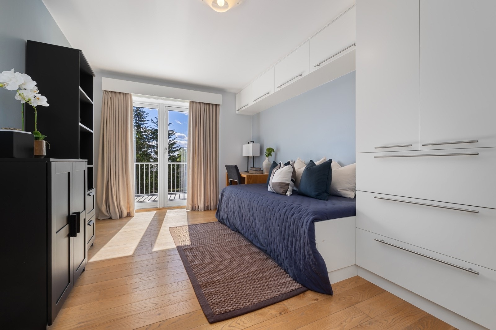 Det er totalt 6 soverom (inklusiv gjesteleilighet) i boligen, alle lyse og romslige med gode garderobeløsninger Galleribilde