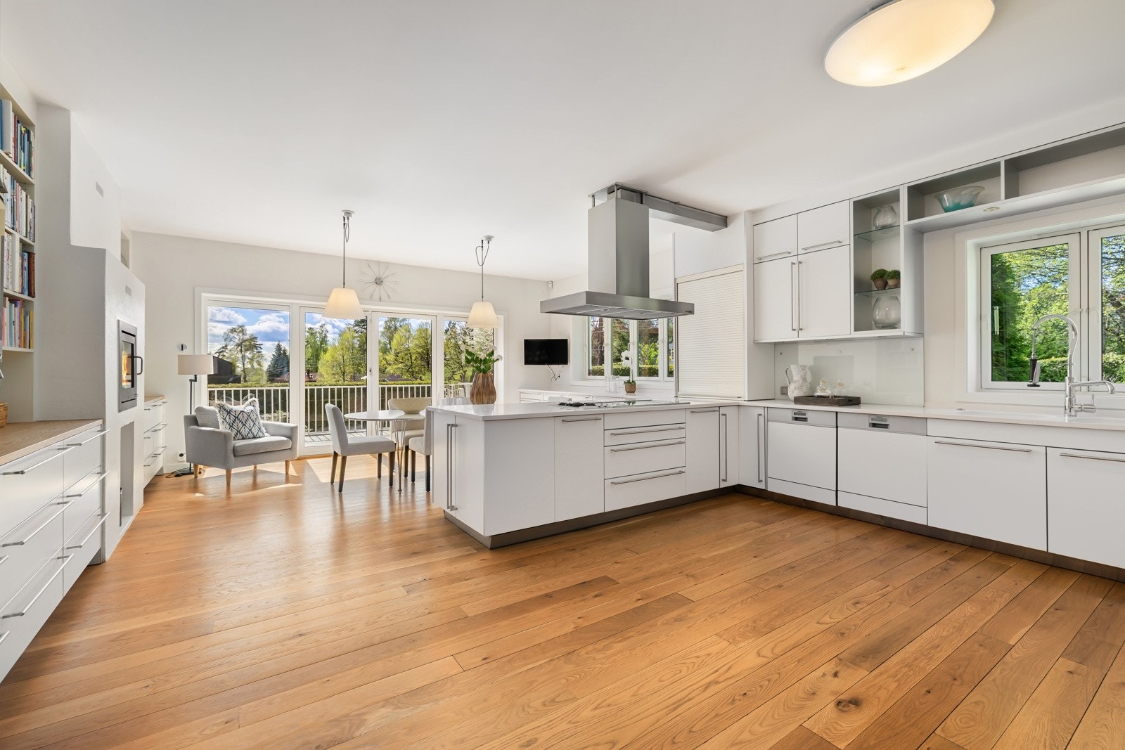 Påkostet Bulthaup-kjøkken med hvite, glatte fronter og rikelig med skapplass. Galleribilde