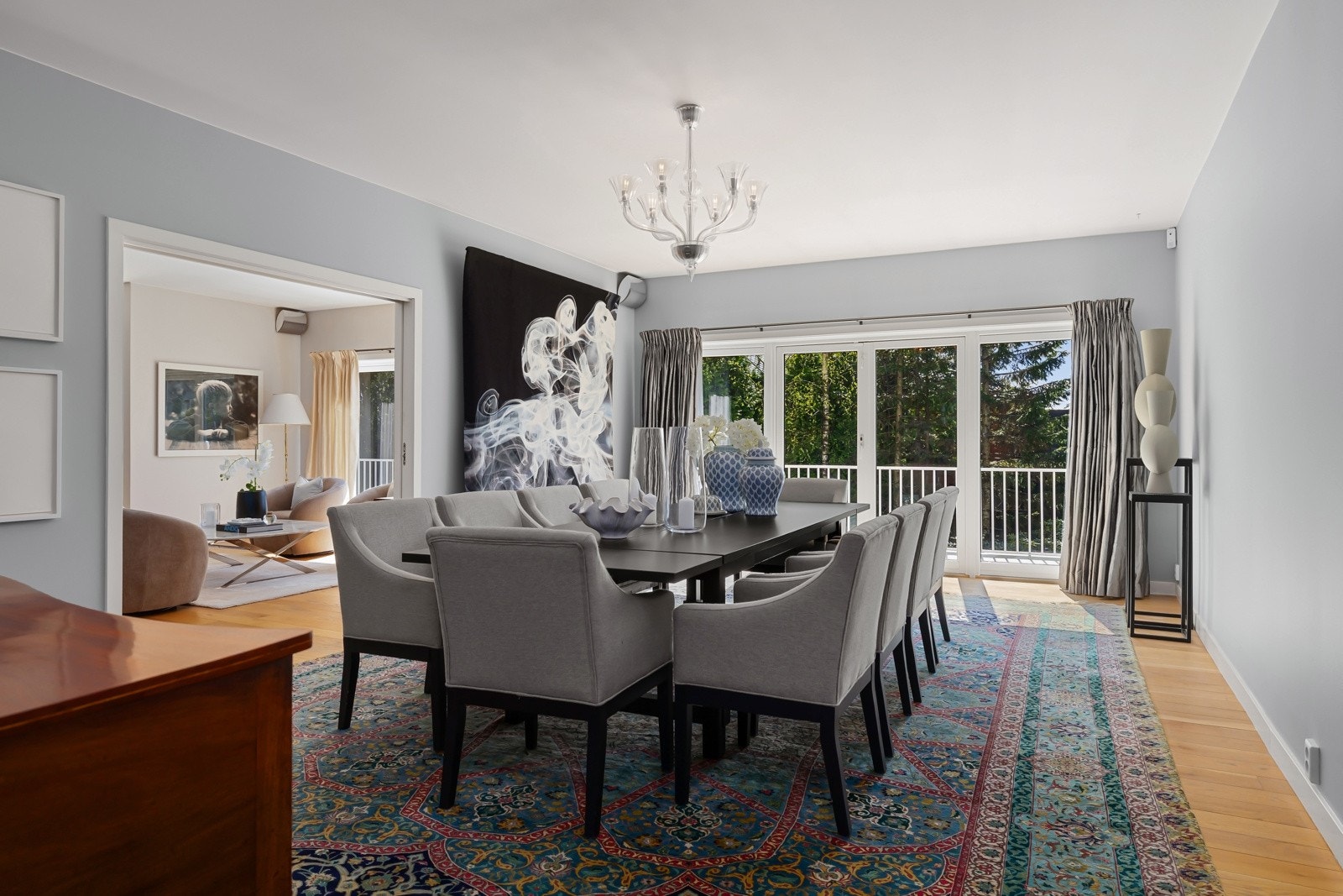 Stilren spisestue med plass til mange rundt bordet ? perfekt for hyggelige middager med familie og venner. Galleribilde