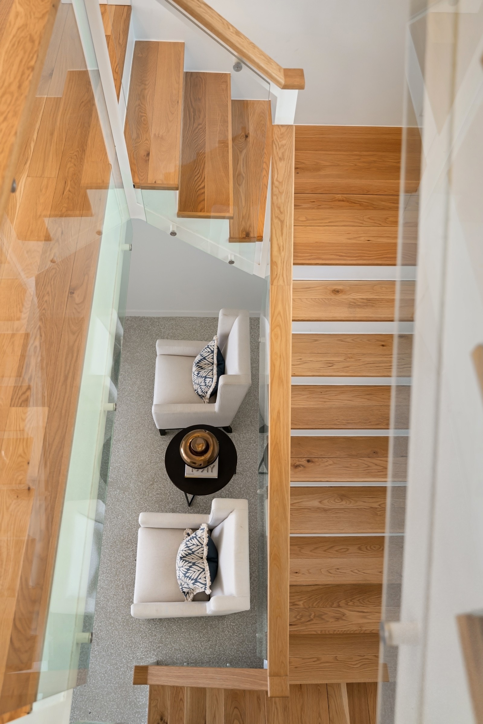 Lekker trapp i stål og betong med eiketrinn. Galleribilde