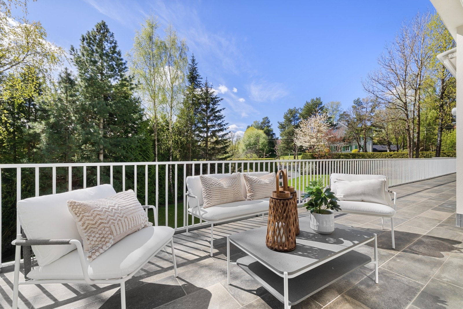 Boligen har to store terrasser på henholdes vis 70 kvm (Hovedetasje) og 40 kvm (2 etasje) Galleribilde