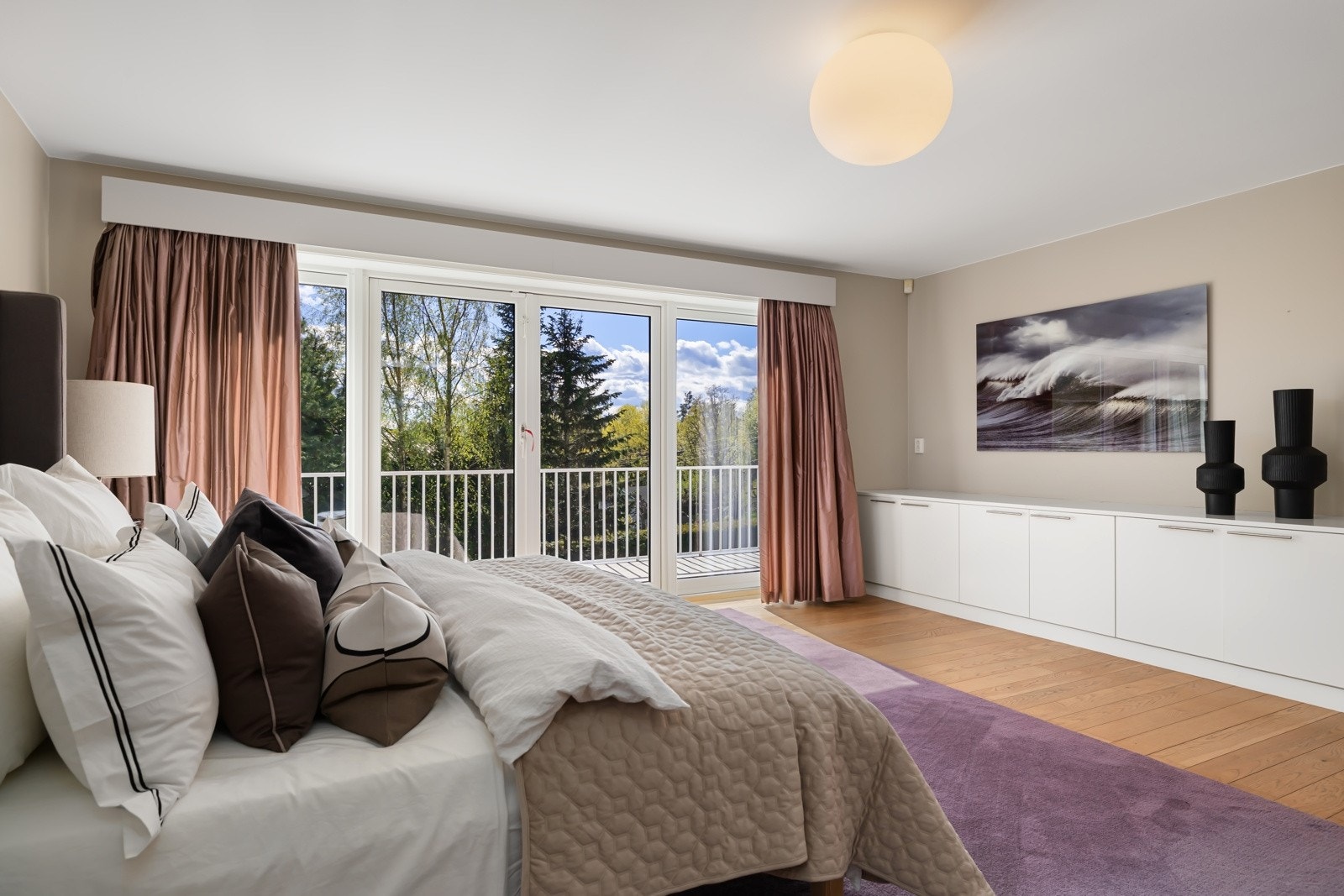 Hovedsoverom har utgang til terrassen. Galleribilde